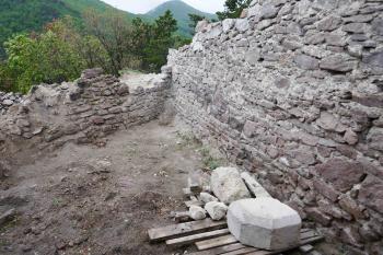 Interiér trojúhelné věže v SZ čele předhradí. Pohled na vnitřní stranu břitu věže. (© Pavel Semple 04/2019)