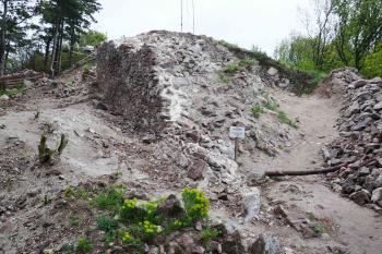 Pohled na rozpadlý břit trojúhelné věže předhradí. (© Pavel Semple 04/2019)