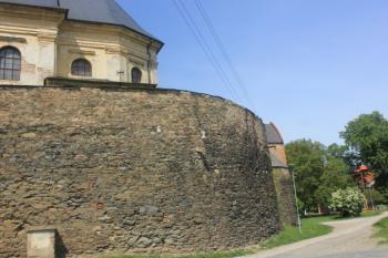 Pozůstatky hrádku Náklo - Zaoblení jižní části hradební fortifikace (© Luděk Vláčil 2018)