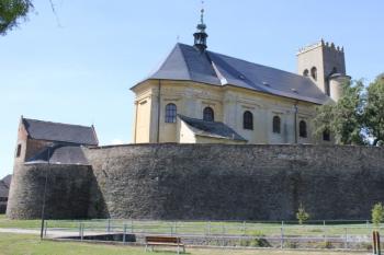 Pozůstatky hrádku Náklo - Celkový pohled na hradební zeď s kostelem sv. Jiří (© Luděk Vláčil 2018)