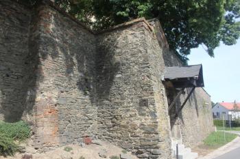 Pozůstatky hrádku Náklo - Hradební zdivo posloužilo k opevnění kostela (© Luděk Vláčil 2018)