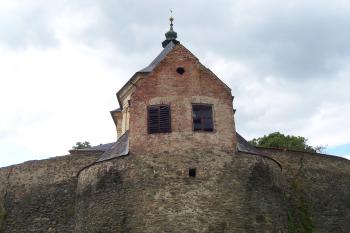 Nádherná hradba s torzem věže (© Ivo Rozehnal  05/2021)