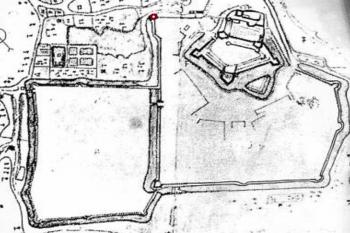 Záchovalá nárožní bašta je zaznačena červeně (© zdroj:https://www.filakovo.sk/index.php/sk/mesto/historia-mesta)