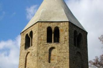 Kostel sv. Petra a Pavla v Řeznovicích (2003 ©Martin KLIMÁNEK)