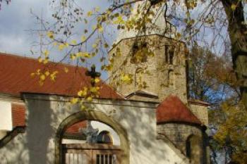 Kostel sv. Petra a Pavla v Řeznovicích (2003 ©Martin KLIMÁNEK)