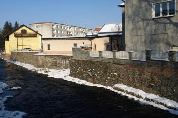místo kde stávala synagoga - pohled od Úhlavy (© Milan Caha 02/2012)