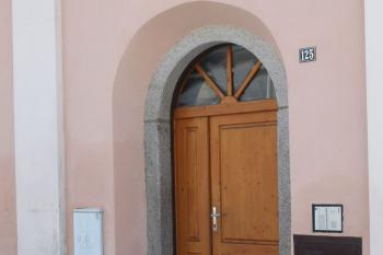 původní vchod synagogy (© Milan Caha 02/2012)