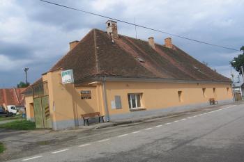 Obytná budova dvora v Čejkovicích, vzniklá na základech tvrze VILDŠTEJNA (© Jaroslav Špiroch 06/2019)