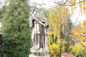Socha sv. Jana Nepomuckéhona v Čáslavi hrázi Podměstského rybníka. (© Pavel Vítek 11/2020)
