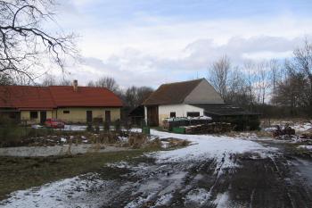 celkový pohled na místo bývalé tvrze (od jihovýchodu) (© Marcela Váňová 01/2021)