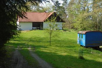 plocha 2. předhradí, v místě domu procházel 3. val, chránící za ním stojící akropoli (© Jaroslav Špiroch  05/2023)