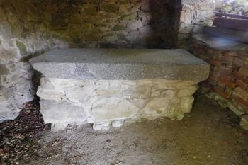 stůl na rituální očistu (taharu) (© Milan Caha 07/2015)