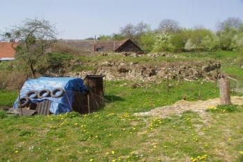 Celkový pohled na lokalitu tvrze od východu (© Lukáš Pechánek, 04/2011)