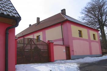 hlavní budova zámečku s vjezdem od severovýchodu (© Marcela Váňová 01/2021)