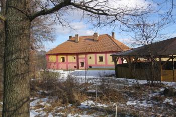 hlavní budova zámečku od západu, vpravo jízdárna (© Marcela Váňová 01/2021)
