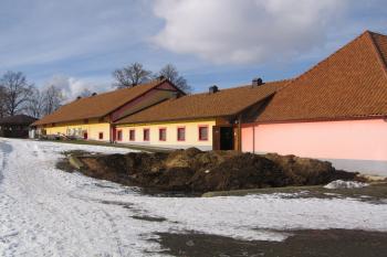 hospodářská křídla se stájemi od jihovýchodu (© Marcela Váňová 01/2021)