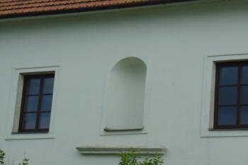 Nika v sev. křídle zámku (© Dušan Dohňanský  05/2023)