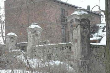 Zbytky kamenného oplocení (© Aleš Marek 02/2006)