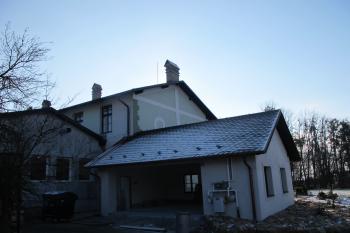 Novodobé budovy přistavěné k sz. části zámku. (© Dušan Dohňanský 01/2018)