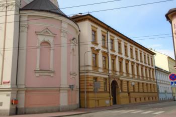 apsida kostela a vpravo dvoupatrová budova kongregace a jednopatrová budova církevní mateřské školky (© Marcela Váňová 04/2021)