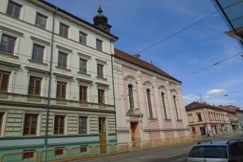 pohled na kostel z jihozápadu, vlevo třípatrová budova gymnázia a školy (© Marcela Váňová 04/2021)