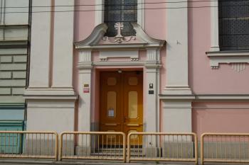 vstupní portál kostela na jižní straně (© Marcela Váňová 04/2021)