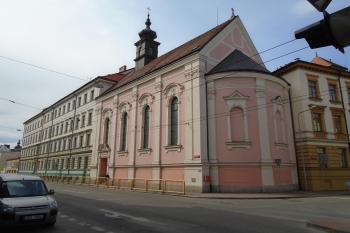 pohled na kostel z jihovýchodu s okolními církevními budovami (© Marcela Váňová 04/2021)