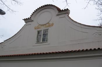 část fresky ve štítě barokního křídla (© Jaroslav Špiroch 01/2021)