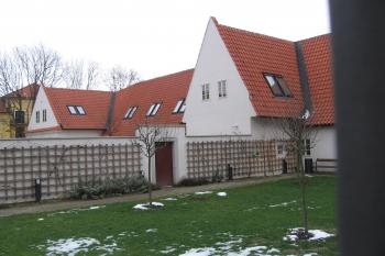 parčík před vstupem do kaple Nejsvětější Trojice (© Jaroslav Špiroch 01/2021)