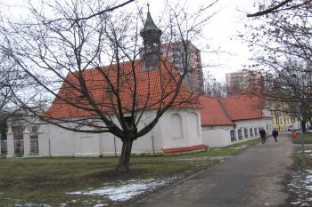 linie morového špitálu od jihu od kaple přes střední křídlo až po severní-barokní křídlo (© Jaroslav Špiroch 01/2021)
