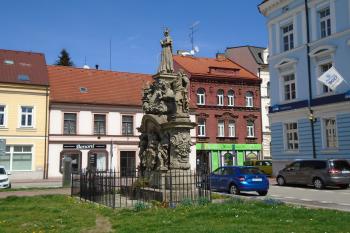 pohled na sousoší z jihu od historického centra města (© Marcela Váňová 04/2021)