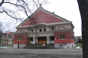 hlavní průčelí kostela se vstupním schodištěm od jihu (© Jaroslav Špiroch 01/2021)
