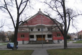 hlavní průčelí kostela se vstupním schodištěm od jihu (© Jaroslav Špiroch 01/2021)