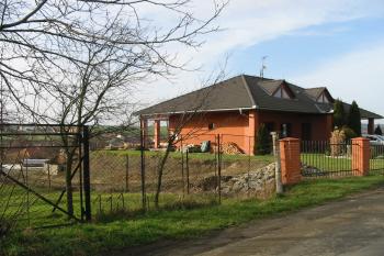 Pohled od jv.,pod domem upravená, ale přece jen možná část již. příkopu (© Dušan Dohňanský 01/2016)