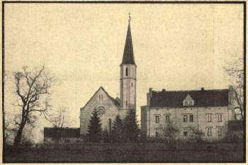 evangelický kostel a fara (© zdroj: https://otmuchow.fotopolska.eu/832314,foto.html)