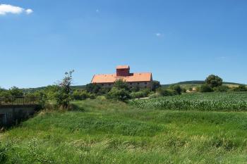 Hospodářská budova na Ostrůvku (© Ivo Rozehnal  07/2021)