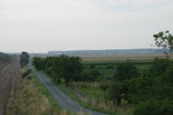 Cesta tvoří východní hranici zaniklé obce (© Dušan Dohňanský 09/2015)