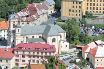 Kostel a fara (vpravo), kterou s areálem kostela spojuje krytá dřevěná chodba. (© Luděk Vláčil 08/2020)