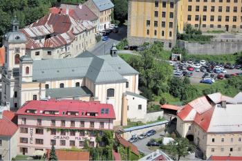 kostel s farou (© Luděk Vláčil 08/2020)