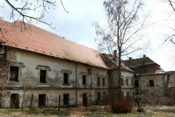 dvorní fasáda obou zámeckých křídel ( © Pavel Zany Komárek 19. 4. 2006)