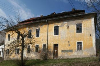 jižní průčelí barokního křídla ( © Pavel Zany Komárek 19. 4. 2006)