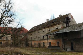 zámek a hospodářské budovy (© Pavel Zany Komárek 19. 4. 2006)