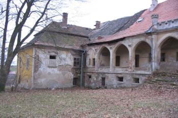Původní zámek s přístavbou ( © Jiří Čížek 03/2004)