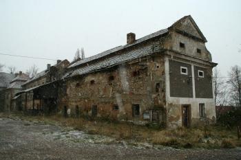 jižní křídlo hospodářského dvora zámku ( © Martin Kabeláč 11/2007)