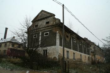 jižní křídlo hospodářského dvora zámku ( © Martin Kabeláč 11/2007)