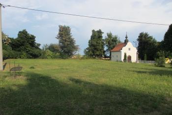 Travnatá plocha před kapličkou je místem, kde zámek stával (© Dušan Dohňanský 08/2018)
