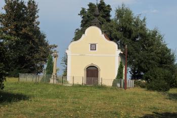 Kaplička jako pozůstatek bývalého zámku (© Dušan Dohňanský 08/2018)