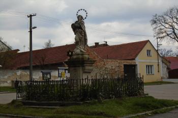 pohled na sochu od jihozápadu (© Marcela Váňová 04/2021)