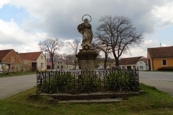 pohled na sochu od zámku (© Marcela Váňová 04/2021)