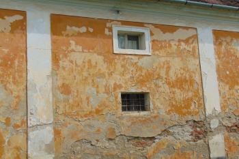Detail lizén, jež člení jižní průčelí (© Dušan Dohňanský  07/2021)